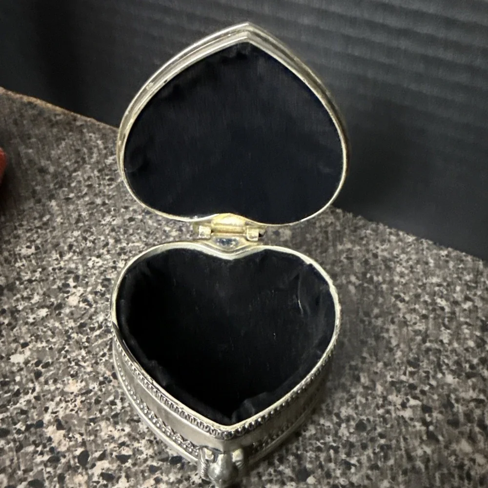 Vintage Victorian-Style Heart Jewelry Box Silver-Tone Lion Head Feet‎ 4